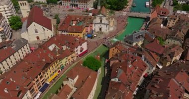 Annecy, Fransa. Annecy 'nin eski şehir merkezi ve Thiou nehrinin turistlerle dolu havadan görünüşü.