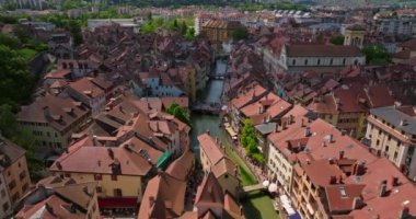 Eski kasaba Annecy, Fransa 'nın çatılarının havadan görünüşü. Fransa' da Turizm Seyahat Merkezi..