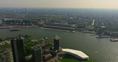 Hollanda 'daki Amsterdam Merkez İstasyonu ve kentinin hava görüntüsü.