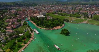 Annecy, Fransa. Annecy 'nin eski şehir merkezinin, Thiou nehrinin ve gölün havadan görünüşü..