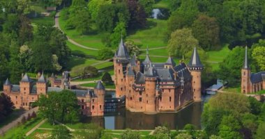 Hava görüntüsü. Utrecht Hollanda, Kasteel de Haar, Haar Hollanda Şatosu 'nun eski tarihi bahçesi Utrecht günbatımında..
