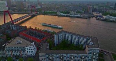 Hava görüntüsü Rotterdam 'daki kırmızı köprü gün batımında..