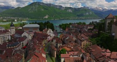 Aerial view Annecy Gölü, açık mavi turkuaz göl Annecy Fransız Alpleri, Fransa.