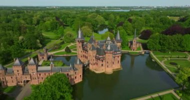 Hava görüntüsü. Utrecht Hollanda, Kasteel de Haar, Haar Hollanda Şatosu 'nun eski tarihi bahçesi Utrecht günbatımında..
