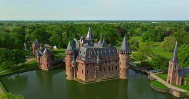 Hava görüntüsü. Utrecht Hollanda, Kasteel de Haar, Haar Hollanda Şatosu 'nun eski tarihi bahçesi Utrecht günbatımında..