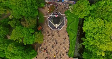 Ünlü Keukenhof bahçesinin insansız hava aracı görüntüsü. Popüler turist eğlencesi. İnsanlar, Hollanda, Lisse 'deki Keukenhof çiçek bahçesinde güneşli bir günde renkli laleleri severler..