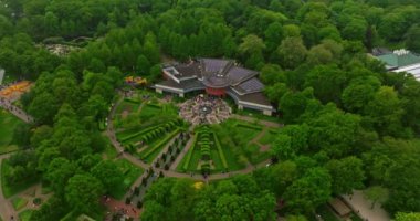Ünlü Keukenhof bahçesinin insansız hava aracı görüntüsü. Popüler turist eğlencesi. İnsanlar, Hollanda, Lisse 'deki Keukenhof çiçek bahçesinde güneşli bir günde renkli laleleri severler..