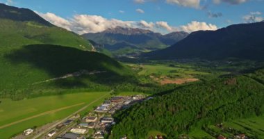 Dağ bulutu manzarası. Güzel doğa Fransa doğal manzara. Annecy Gölü manzarası. Annecy Gölü 'nü çevreleyen dağların panoramik manzarası.