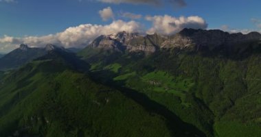 Dağ bulutu manzarası. Güzel doğa Fransa doğal manzara. Annecy Gölü manzarası. Annecy Gölü 'nü çevreleyen dağların panoramik manzarası.