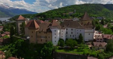 Annecy, Fransa 'nın havadan görünüşü. Dağ bulutu manzarası. Güzel doğa Fransa doğal manzara. Annecy Gölü manzarası. Annecy Gölü 'nü çevreleyen dağların panoramik manzarası.