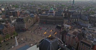 İnsansız hava aracı Amsterdam yaz şehirlerini, dar evleri, kanalları vurdu. Amsterdam, Hollanda 'nın ünlü yerlerinin hava manzarası. Göz kamaştırıcı, keskin çatıların ve modern binaların ön cephelerinin en üst görüntüsü..