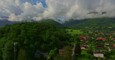 Annecy, Fransa 'nın havadan görünüşü. Dağ bulutu manzarası. Güzel doğa Fransa doğal manzara. Annecy Gölü manzarası. Annecy Gölü 'nü çevreleyen dağların panoramik manzarası.