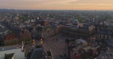 İnsansız hava aracı Amsterdam yaz şehirlerini, dar evleri, kanalları vurdu. Amsterdam, Hollanda 'nın ünlü yerlerinin hava manzarası. Göz kamaştırıcı, keskin çatıların ve modern binaların ön cephelerinin en üst görüntüsü..