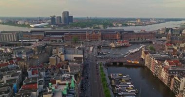 İnsansız hava aracı Amsterdam yaz şehirlerini, dar evleri, kanalları vurdu. Amsterdam, Hollanda 'nın ünlü yerlerinin hava manzarası. Göz kamaştırıcı, keskin çatıların ve modern binaların ön cephelerinin en üst görüntüsü..