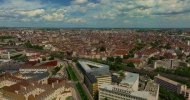 Dijon kasabasının çevresindeki hava manzarası. Burgundy 'nin başkenti Dijon' un tarihi merkezine doğru uçuş. Orta Çağ 'ın antik otelleri bugüne kadar korunmuştur. Fransız kültürü.