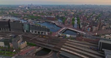 İnsansız hava aracı Amsterdam yaz şehirlerini, dar evleri, kanalları vurdu. Amsterdam, Hollanda 'nın ünlü yerlerinin hava manzarası. Göz kamaştırıcı, keskin çatıların ve modern binaların ön cephelerinin en üst görüntüsü..