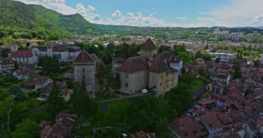 Annecy, Fransa 'nın havadan görünüşü. Dağ bulutu manzarası. Güzel doğa Fransa doğal manzara. Annecy Gölü manzarası. Annecy Gölü 'nü çevreleyen dağların panoramik manzarası.