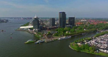 İnsansız hava aracı Amsterdam yaz şehirlerini, dar evleri, kanalları vurdu. Amsterdam, Hollanda 'nın ünlü yerlerinin hava manzarası. Göz kamaştırıcı, keskin çatıların ve modern binaların ön cephelerinin en üst görüntüsü..