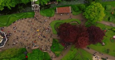 Ünlü Keukenhof bahçesinin insansız hava aracı görüntüsü. Popüler turist eğlencesi. İnsanlar, Hollanda, Lisse 'deki Keukenhof çiçek bahçesinde güneşli bir günde renkli laleleri severler..