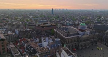 İnsansız hava aracı Amsterdam yaz şehirlerini, dar evleri, kanalları vurdu. Amsterdam, Hollanda 'nın ünlü yerlerinin hava manzarası. Göz kamaştırıcı, keskin çatıların ve modern binaların ön cephelerinin en üst görüntüsü..