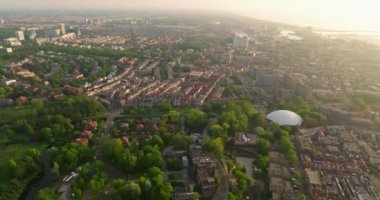 Lahey 'in silueti, ağaçların arkasındaki binaların üzerinden yükseliyor. Hollanda 'daki merkezin ufuk çizgisi. Hollanda ve Lahey 'in hava görüntüsü.