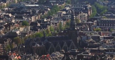İnsansız hava aracı Amsterdam yaz şehirlerini, dar evleri, kanalları vurdu. Amsterdam, Hollanda 'nın ünlü yerlerinin hava manzarası. Göz kamaştırıcı, keskin çatıların ve modern binaların ön cephelerinin en üst görüntüsü..