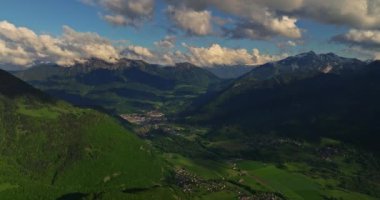 Dağ bulutu manzarası. Güzel doğa Fransa doğal manzara. Annecy Gölü manzarası. Annecy Gölü 'nü çevreleyen dağların panoramik manzarası.