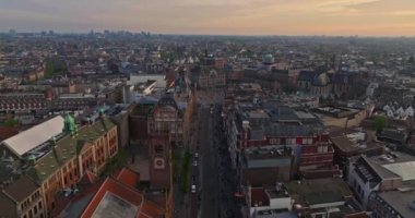 İnsansız hava aracı Amsterdam yaz şehirlerini, dar evleri, kanalları vurdu. Amsterdam, Hollanda 'nın ünlü yerlerinin hava manzarası. Göz kamaştırıcı, keskin çatıların ve modern binaların ön cephelerinin en üst görüntüsü..