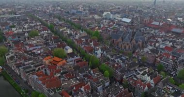 İnsansız hava aracı Amsterdam yaz şehirlerini, dar evleri, kanalları vurdu. Amsterdam, Hollanda 'nın ünlü yerlerinin hava manzarası. Göz kamaştırıcı, keskin çatıların ve modern binaların ön cephelerinin en üst görüntüsü..
