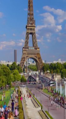 Eyfel Kulesi 'nin hikâyesi ve makarası için dikey görüntüler. Fransa 'daki ünlü Paris Eyfel Kulesi.