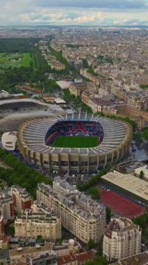 Paris 'te modern bir futbol stadyumu. Paris 'teki spor tesisi. Paris Saint-Germain futbol takımı için Le Parc des Princes Stadyumu Hava Manzarası.