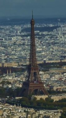 Eyfel Kulesi 'nin hikâyesi ve makarası için dikey görüntüler. Fransa 'daki ünlü Paris Eyfel Kulesi.