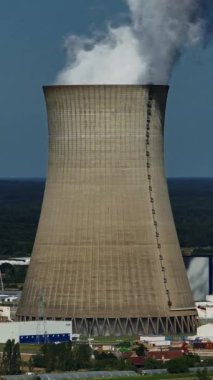 Fransa 'daki nükleer santralin havadan görüntüsü. Atomik enerji santralleri düşük karbon ayak izine sahip çok önemli elektrik kaynaklarıdır. Avrupa Birliği 'ndeki büyük emisyon kaynaklarına havadan bakış.