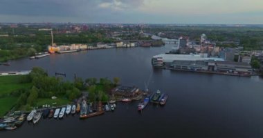 Hollanda 'daki yerleşim yerlerinin insansız hava aracı görüntüsü. Yerleşim alanı mahalle mimarisi. Hollanda 'nın Zaandijk kentindeki modern sürdürülebilir yerleşim yeri.