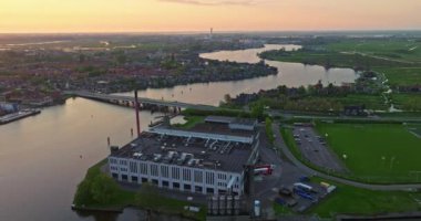 Hollanda 'daki yerleşim yerlerinin insansız hava aracı görüntüsü. Yerleşim alanı mahalle mimarisi. Hollanda 'nın Zaandijk kentindeki modern sürdürülebilir yerleşim yeri.