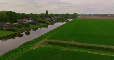 Hollanda 'daki yerleşim yerlerinin insansız hava aracı görüntüsü. Yerleşim alanı mahalle mimarisi. Hollanda 'nın Almere şehrindeki modern sürdürülebilir yerleşim yeri.