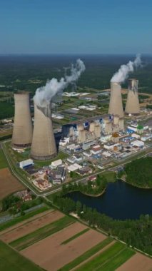 Fransa 'daki nükleer santralin havadan görüntüsü. Atomik enerji santralleri düşük karbon ayak izine sahip çok önemli elektrik kaynaklarıdır. Avrupa Birliği 'ndeki büyük emisyon kaynaklarına havadan bakış.