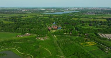 Kasteel de Haar Utrecht Hollanda, Haar Netherlands Utrecht Kalesi 'ndeki eski tarihi bahçe aydınlık bir yaz gününde. Yüksek kalite 4k görüntü