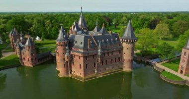 Kasteel de Haar Utrecht Hollanda, Haar Netherlands Utrecht Kalesi 'ndeki eski tarihi bahçe aydınlık bir yaz gününde. Yüksek kalite 4k görüntü