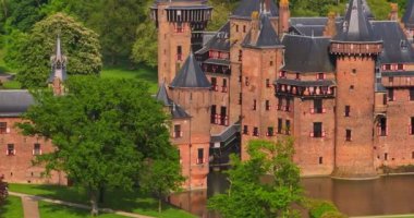 Kasteel de Haar Utrecht Hollanda, Haar Netherlands Utrecht Kalesi 'ndeki eski tarihi bahçe aydınlık bir yaz gününde. Yüksek kalite 4k görüntü