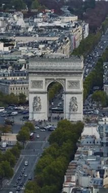 Ark de Triomphe ve kavşakta araba trafiği, Paris şehir manzarası, Fransa. Hava yörüngesi. Arka planda Tur Eyfel 'in olduğu Zafer Kemeri, Paris şehri, Fransa. Hava aracı panoramik görünümü.