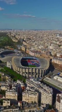 Paris 'te modern bir futbol stadyumu. Paris 'teki spor tesisi. Paris Saint-Germain futbol takımı için Le Parc des Princes Stadyumu Hava Manzarası.