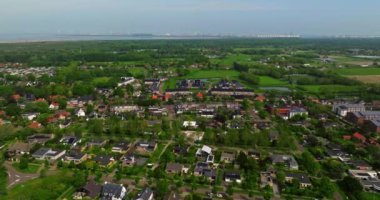 Hollanda 'nın güneşli bir gününde çatıda güneş panelleri olan evlerin havadan görünüşü. Çatıda güneş panelleri olan binaların hava görüntüleri, Hollanda, Rockanje.