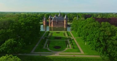 Kasteel de Haar Utrecht Hollanda, Haar Netherlands Utrecht Kalesi 'ndeki eski tarihi bahçe aydınlık bir yaz gününde. Yüksek kalite 4k görüntü