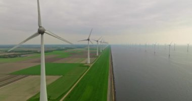 Okyanustaki açık deniz rüzgar türbinleri çiftliği. Sürdürülebilir enerji üretimi, temiz güç. Rüzgar türbinlerinin hava görüntüsü. Elektrik üreten yel değirmenleri, yeşil enerji.