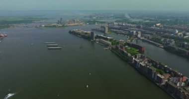 Avrupa turizm şehri Amsterdam 'ın havadan görünüşü. Gün batımında şehir merkezinde bir dron uçuyor. Hollanda 'nın en büyük ve en ünlü şehrinin çekimleri yapılıyor. Dar kanallar şehri böler.