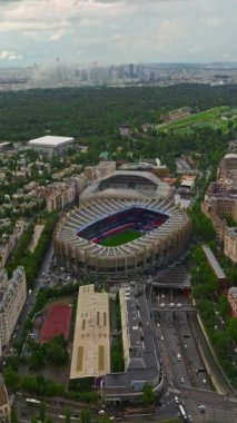 Paris 'te modern bir futbol stadyumu. Paris 'teki spor tesisi. Paris Saint-Germain futbol takımı için Le Parc des Princes Stadyumu Hava Manzarası.