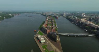 Avrupa turizm şehri Amsterdam 'ın havadan görünüşü. Gün batımında şehir merkezinde bir dron uçuyor. Hollanda 'nın en büyük ve en ünlü şehrinin çekimleri yapılıyor. Dar kanallar şehri böler.