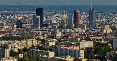 Lyon tarihi şehir merkezinde hava araçlarının video görüntüleri var. Fransa, Avrupa 'da ünlü turist tatil beldesi.