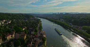 Lyon tarihi şehir merkezinde hava araçlarının video görüntüleri var. Fransa, Avrupa 'da ünlü turist tatil beldesi.
